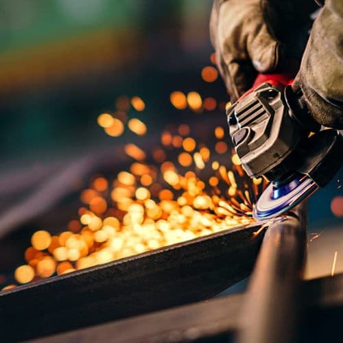 Trabajo de corte de metal en el taller de carpintería metálica, contacto en Outes