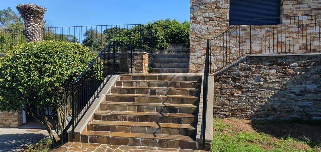 Escalera exterior con barandilla metálica en vivienda, trabajos residenciales e industriales en Outes